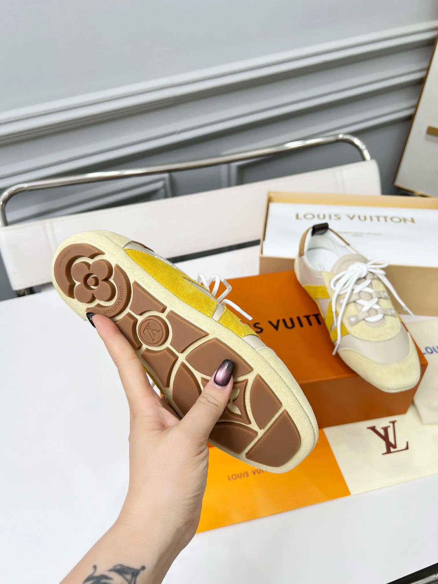 👟👟Ex-factory price 600👟👟 LV Sneakerina ballet-style sneakers are made of soft sheepskin and suede cow leather trimmings, and Monogram canvas is used to write the LV letters on the side, combining the light structure of ballet shoes with the comfortable texture of sneakers. Sacchetto craftsmanship and an injection-molded outsole complete the package, allowing for flexibility in a variety of looks. Code number: 35~41, colors are being updated...